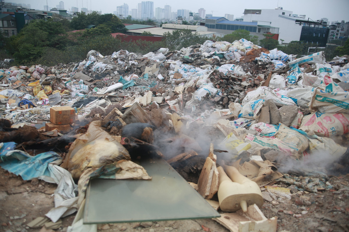 Không chỉ có vậy, bên cạnh những đống phế thải chất cao như núi là khối lượng lớn rác thải sinh hoạt bốc mùi hôi thối, ô nhiễm gây ảnh hưởng nghiêm trọng đến cuộc sống người dân sống quanh khu vực.