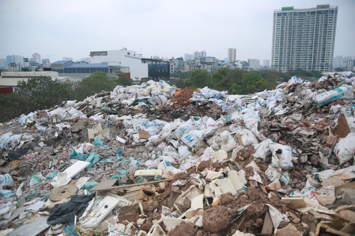 Bãi rác thải này chất cao như núi, trải dài khoảng 50-60m, cao khoảng 6-7m với đủ các loại rác thải chồng chất lên nhau.