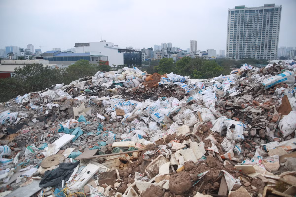 Bãi rác thải này chất cao như núi, trải dài khoảng 50-60m, cao khoảng 6-7m với đủ các loại rác thải chồng chất lên nhau.