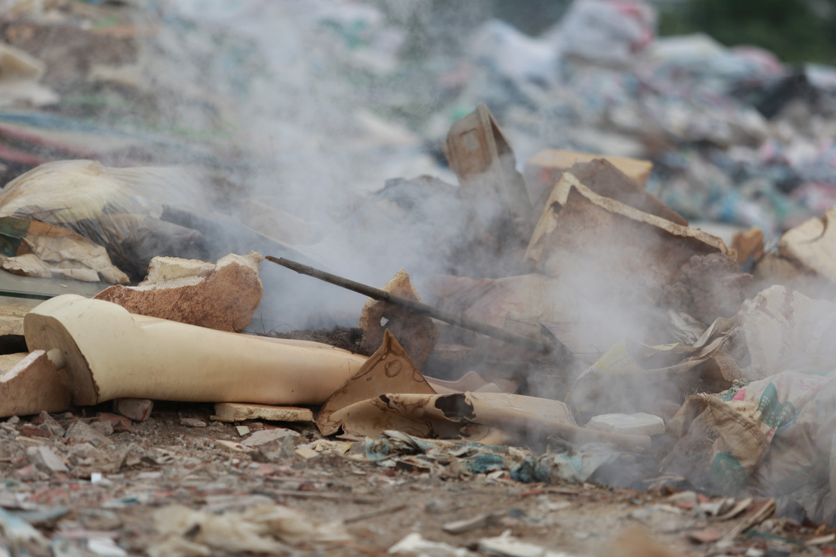 Một người dân khác cho biết thêm, ngày mưa thì nước từ bãi rác chảy ra đen kịt, còn ngày nắng nóng, người ta thường đốt rác, khói bụi bốc lên mù mịt.