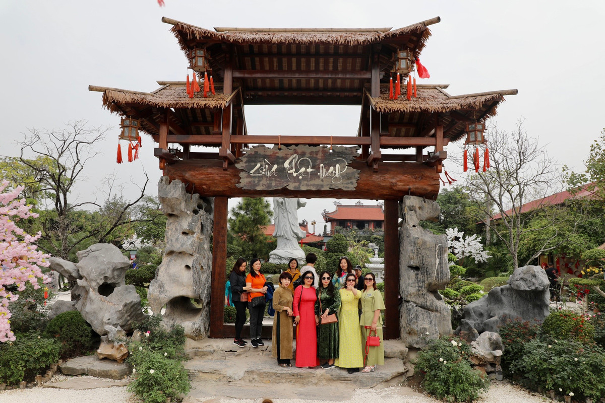  Chùa Phật Quang Hà Nam là ngôi chùa cổ gần trăm năm tuổi ở thôn Dư Nhân, huyện Thanh Liêm, tỉnh Hà Nam, cách Hà Nội khoảng 70km. Mãi đến năm 2015, nơi này mới được biết đến rộng rãi khi Đại đức Trụ trì Thích Thiên Ân kiến tạo, xây dựng lại khang trang và bề thế hơn.