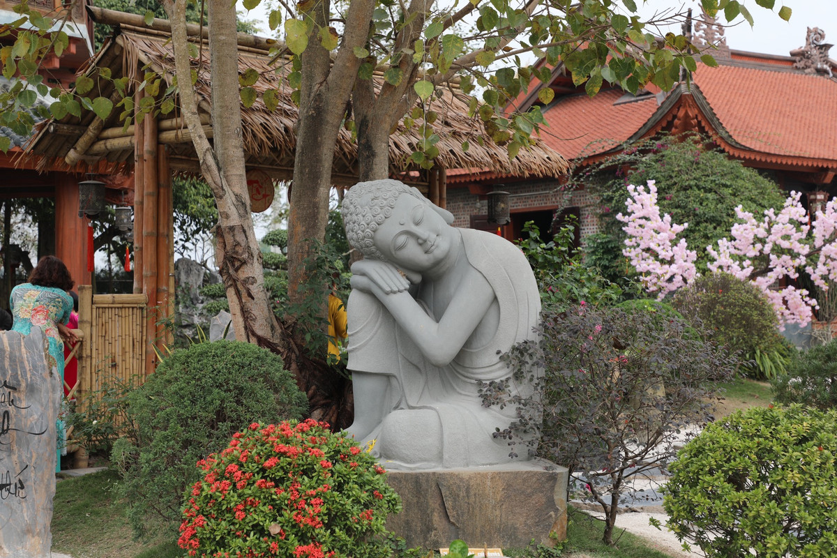 Chùa Phật Quang được xây dựng kỳ công, tỉ mỉ với nhiều tiểu cảnh đẹp mắt.