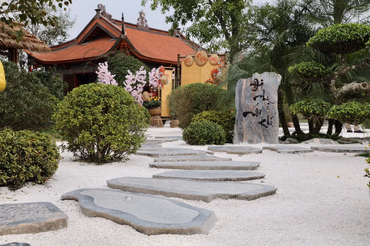 Mặt sân chùa được rải đá mạt tráng trắng tinh khôi với đường đi là đá tự nhiên và luôn được quét dọn sạch sẽ sẵn sàng đón chào du khách hành hương. 