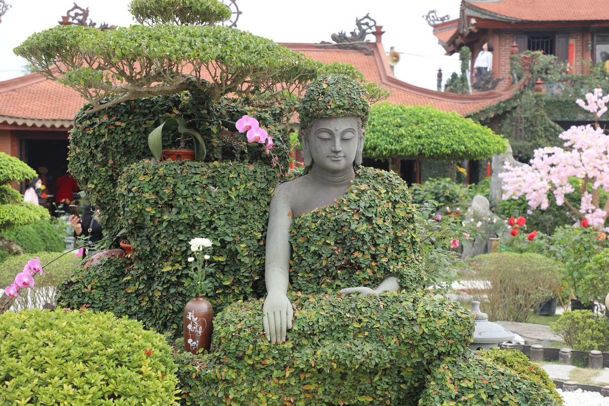 Các tượng Phật được sắp đặt trang nghiêm, xung quanh được trang trí các chi tiết hài hòa với thiên nhiên.