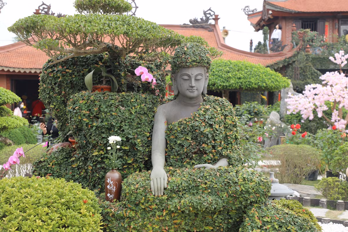 Các tượng Phật được sắp đặt trang nghiêm, xung quanh được trang trí các chi tiết hài hòa với thiên nhiên.