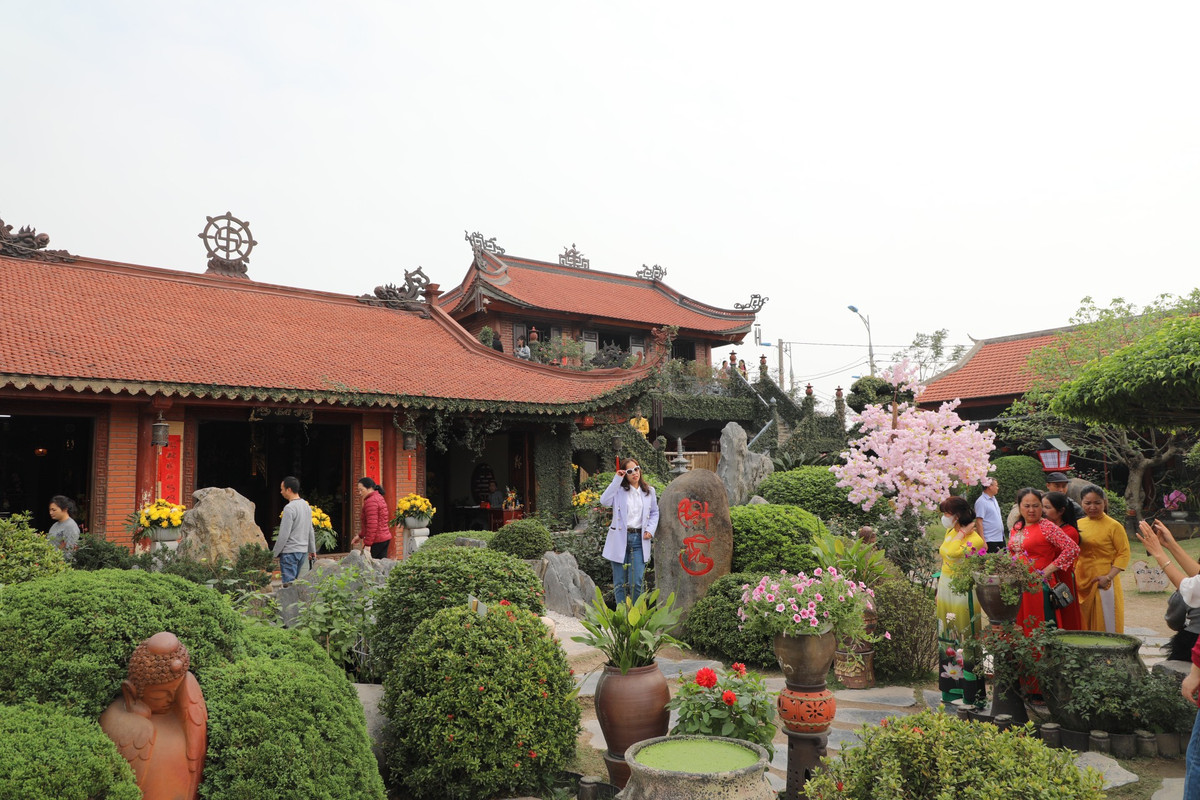 Ngôi chùa bình yên như chốn bồng lai tiên cảnh.