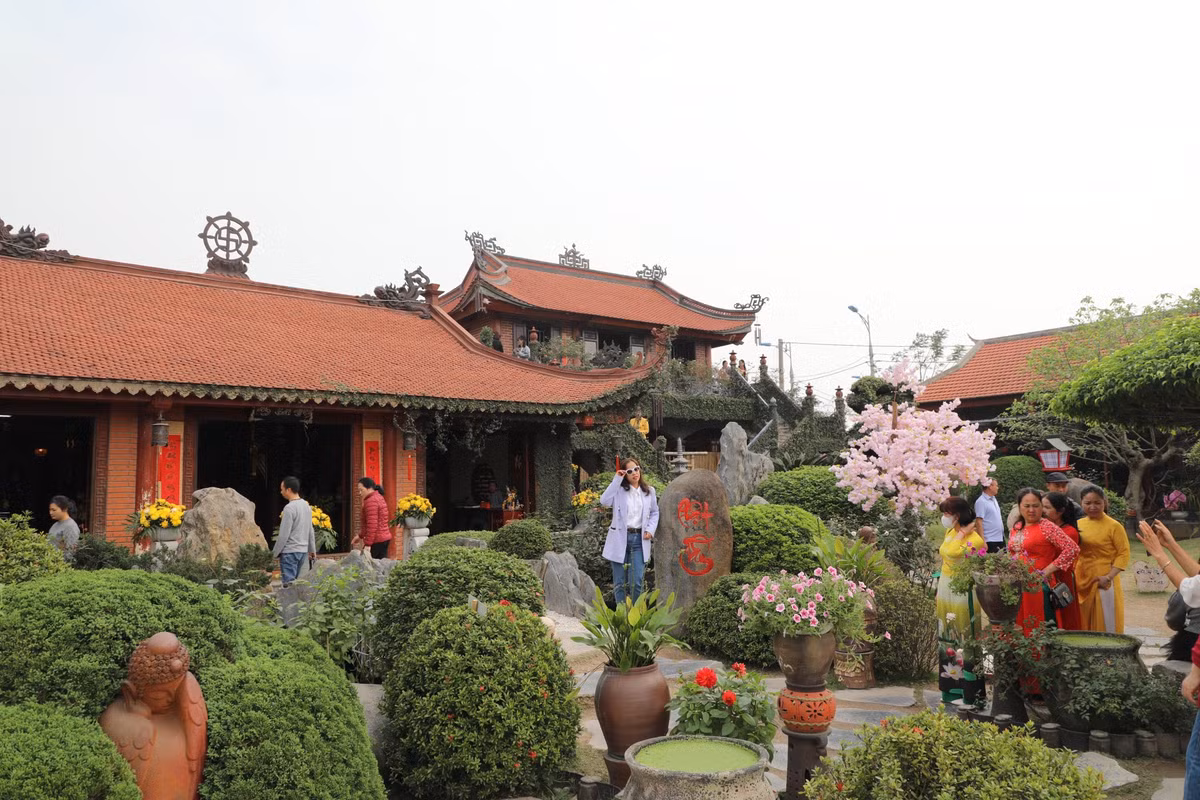 Ngôi chùa bình yên như chốn bồng lai tiên cảnh.