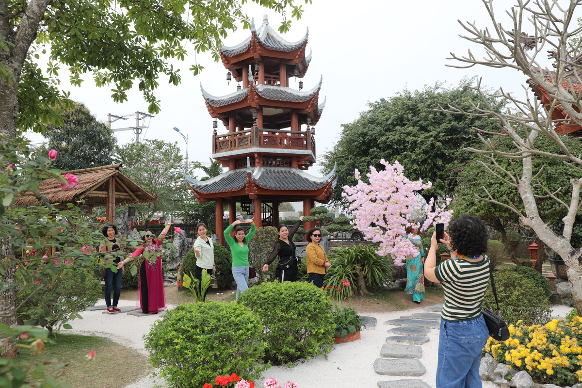 Bên cạnh những công trình tôn giáo nổi tiếng như chùa Tam Chúc hay Địa Tạng Phi Lai Tự thì chùa Phật Quang cũng là điểm đến thu hút đông đảo du khách trong nước và ngoài về tham quan, hành hương.