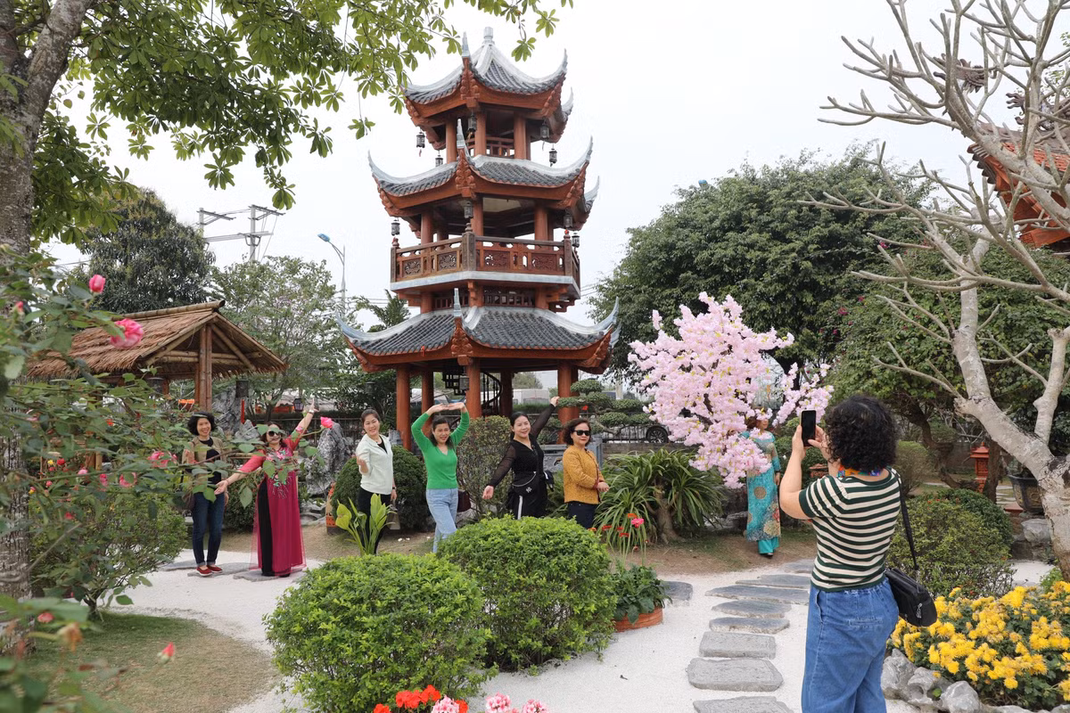 Bên cạnh những công trình tôn giáo nổi tiếng như chùa Tam Chúc hay Địa Tạng Phi Lai Tự thì chùa Phật Quang cũng là điểm đến thu hút đông đảo du khách trong nước và ngoài về tham quan, hành hương.