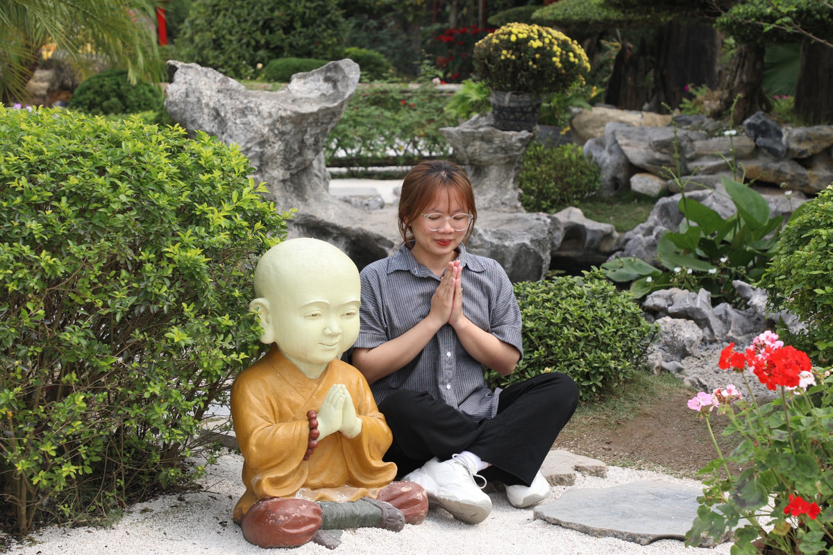 Bạn Quỳnh Anh (21 tuổi, ở Phú Xuyên, Hà Nội) cho biết: "Đây là lần đầu tiên em tới chùa Phật Quang. Chùa đẹp ngoài sức tưởng tượng của em. Chùa sạch sẽ, thoáng mát và đem tới cho em một cảm giác thanh tịnh".