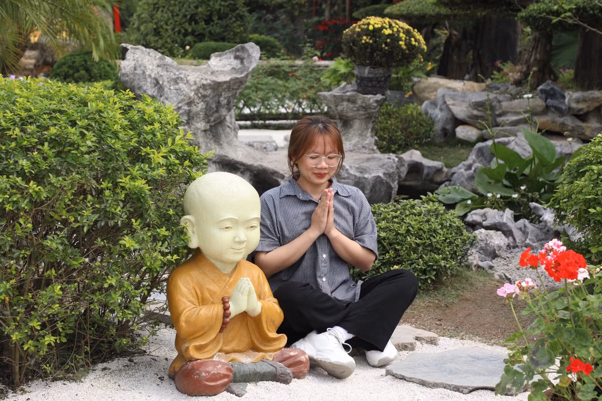 Bạn Quỳnh Anh (21 tuổi, ở Phú Xuyên, Hà Nội) cho biết: "Đây là lần đầu tiên em tới chùa Phật Quang. Chùa đẹp ngoài sức tưởng tượng của em. Chùa sạch sẽ, thoáng mát và đem tới cho em một cảm giác thanh tịnh".