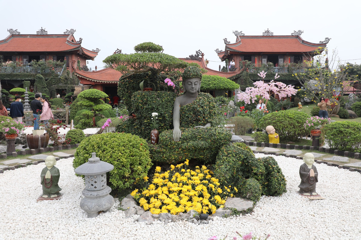 Đại đức trụ trì Thích Thiên Ân cho xây dựng rất nhiều công trình kiến trúc khang trang tại chùa như Tam Bảo, giảng đường...