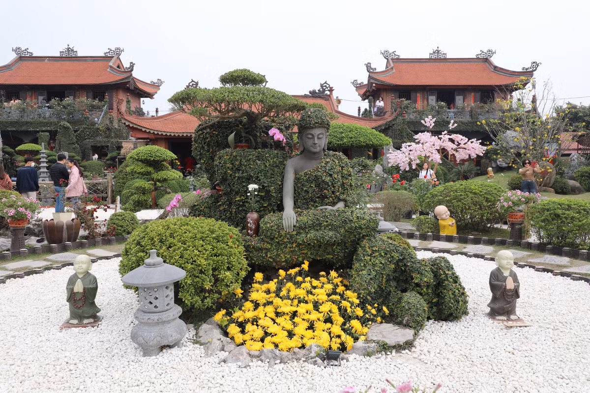 Đại đức trụ trì Thích Thiên Ân cho xây dựng rất nhiều công trình kiến trúc khang trang tại chùa như Tam Bảo, giảng đường...