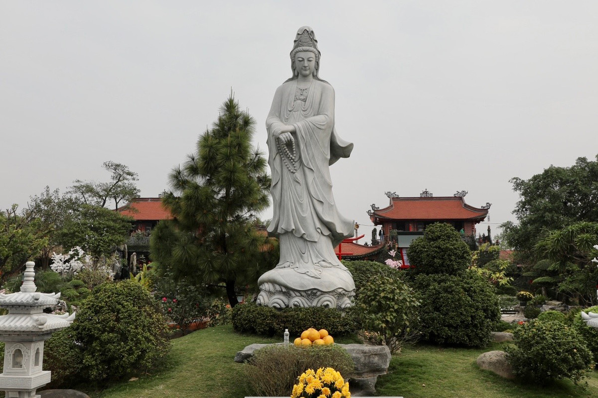 Chùa Phật Quang là địa điểm tham quan, du lịch tôn giáo nổi tiếng, cũng là công trình kiến trúc Phật giáo công phu, được xây dựng nhờ đôi bàn tay tỉ mỉ và sáng tạo của Đại đức trụ trì Thích Thiên Ân.