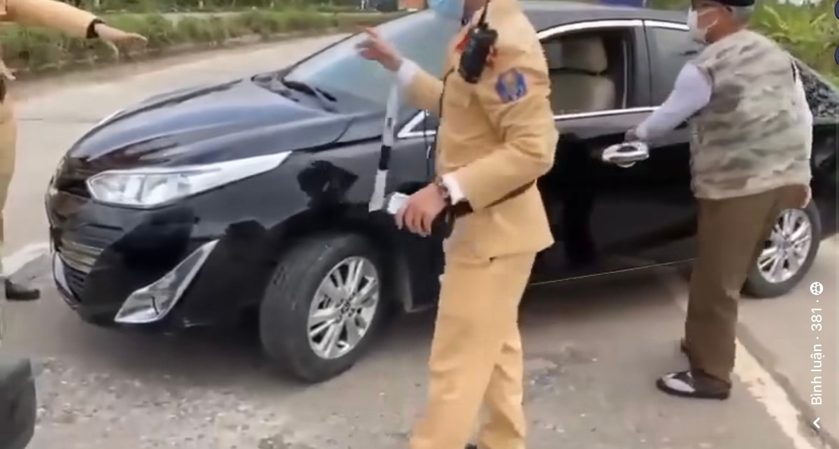 Vĩnh Phúc: Tạm giữ tài xế 65 tuổi hất CSGT lên capo, gây tai nạn Vinh Phuc: Tam giu tai xe 65 tuoi hat CSGT len capo, gay tai nan