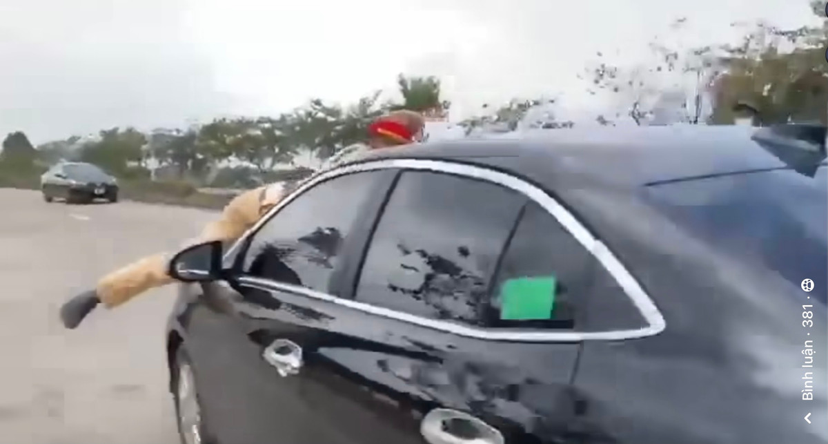 Vĩnh Phúc: Tạm giữ tài xế 65 tuổi hất CSGT lên capo, gây tai nạn - Hình 2 Vinh Phuc: Tam giu tai xe 65 tuoi hat CSGT len capo, gay tai nan-Hinh-2