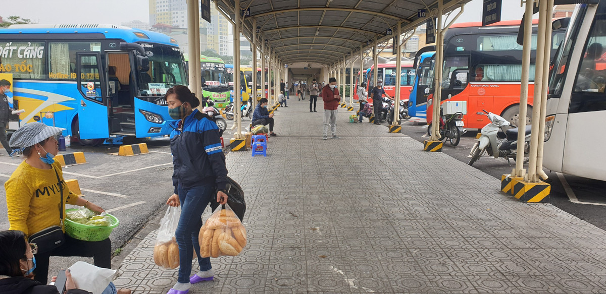 Những người bán hàng trong khu vực bến xe Giáp Bát "ế dài" vì không có khách mua.