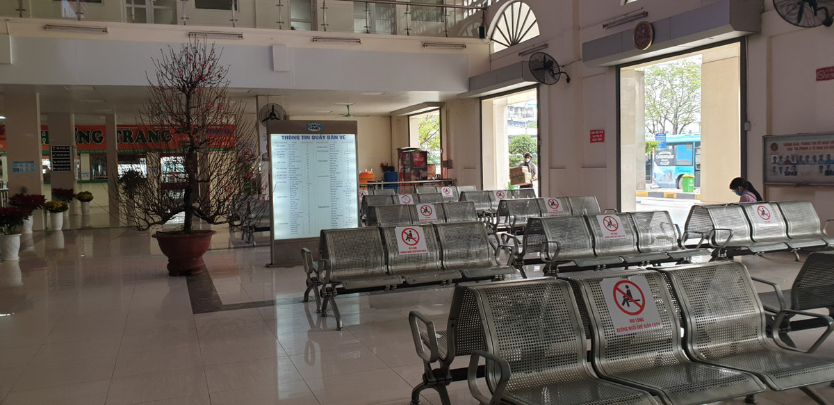 Khu vực ngồi chờ xe cũng vắng lặng.