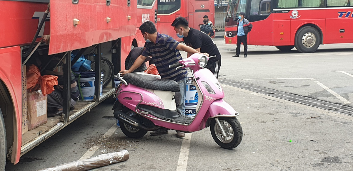 Những chiếc xe máy cũng được gửi về quê thông qua xe khách.