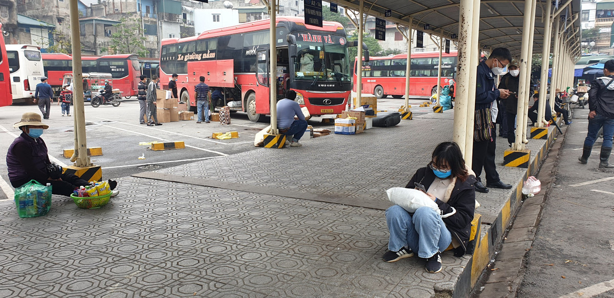 Vị khách hiếm hoi tìm đến bến để chờ xe nhưng xe chưa xuất bến.