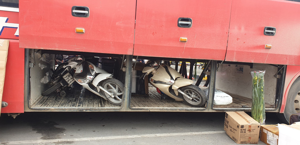 Những chiếc xe máy nằm chỏng chơ trong khoang xe khách. Và đây cũng là tín hiệu vui cho một số nhà xe vì đi kèm với những chiếc xe này là chủ nhân có mua ngồi trên xe để cùng về quê. Dù vậy, việc bảo đảm an toàn trong quá trình vận chuyển cũng khiến nhiều người lo ngại vì sợ cháy nổ.