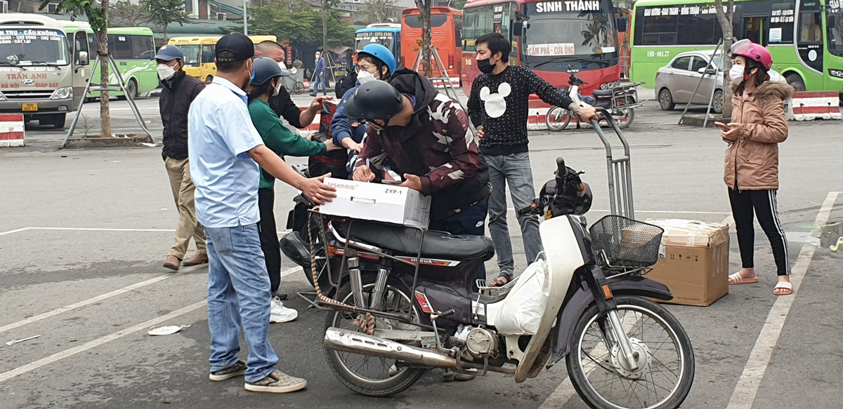 Các nhà xe đang phải "cầm hơi" bằng việc nhận nhiều hàng hóa ký gửi thay cho việc vận chuyển hành khách.