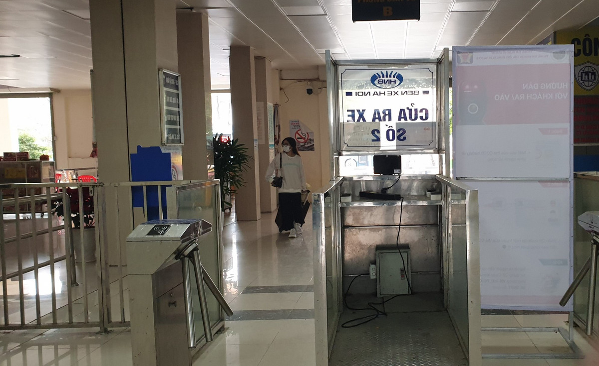 Khách thưa thớt khiến cho cả bến và nhà xe ngán ngẩm.