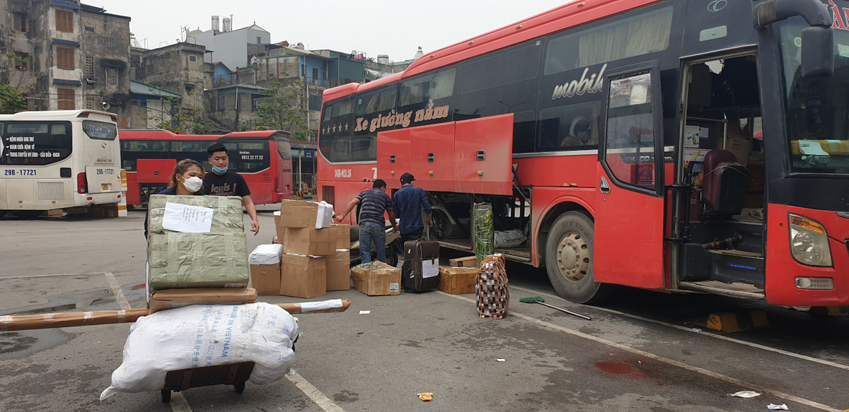 Các nhà xe chủ yếu nhận hàng hóa. Còn bên trong khoang xe không kiếm nổi một bóng hành khách.