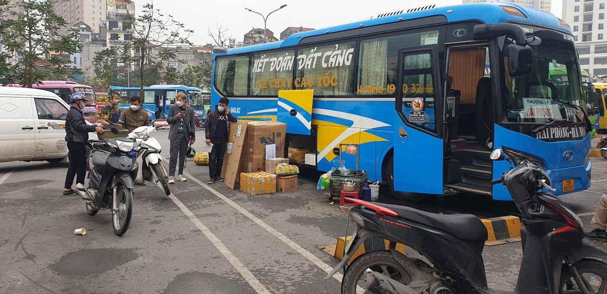 Khách tìm đến bến xe Giáp Bát chủ yếu là nhận, gửi hàng.