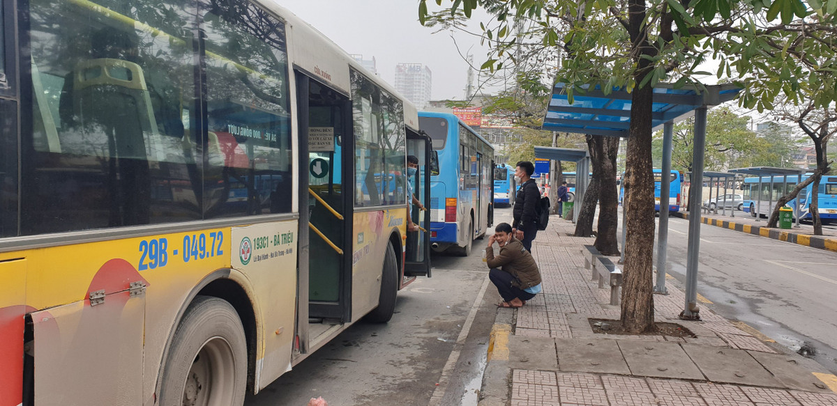 Những ngày giáp Tết nguyên đán Nhâm Dần, bến xe Giáp Bát (Hà Nội) vẫn thưa thớt khách. Hệ thống xe khách và xe buýt vẫn "đói khách" do ảnh hưởng của dịch bệnh COVID-19.