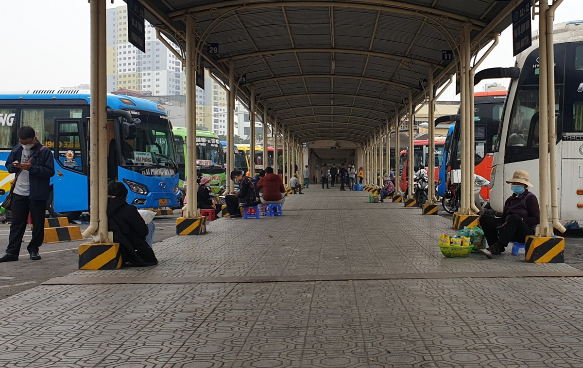 Dọc tuyến đi vào bãi đỗ xe phần lớn là lái, phụ xe và người bán hàng rong ngồi chờ hàng dài.