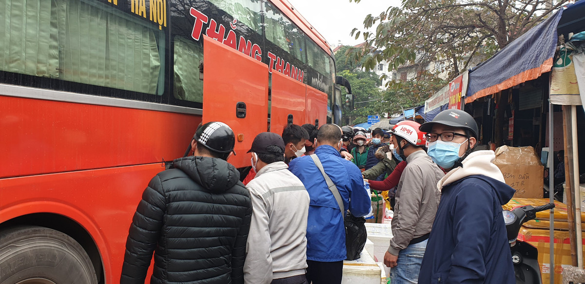 Dù vậy, vẫn có phần đông người dân đến bến xe Giáp Bát để ký gửi và nhận hàng hóa thay vì di chuyển bằng xe khách.