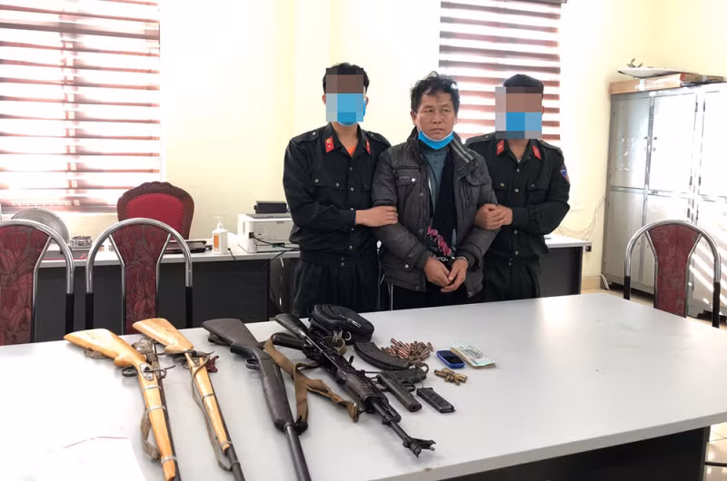  Bắt giữ đối tượng trốn trong nhà với nhiều súng đạn: Đối tượng bị bắt là Tráng A Thào, (SN 1963, trú tại bản Co Tang, xã Lóng Luông, huyện Vân Hồ, tỉnh Sơn La). Công an đã thu giữ trên người đối tượng 1 khẩu súng K59 có 11 viên đạn, trong đó 1 viên đã lên nòng. Tại hiện trường, lực lượng Công an còn thu giữ thêm 1 khẩu súng AK, 30 viên đạn, 3 khẩu súng tự chế, 5,9 triệu tiền Việt Nam và một số tang vật liên quan khác. Thào là đối tượng đang bị truy nã. 