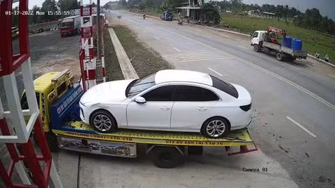  Làm rõ vụ tài xế xe cứu hộ bị lừa mất xe của khách: Anh Th. tài xế xe cứu hộ của Công ty cứu hộ giao thông 118 TG trình báo Công an huyện Bình Chánh (TPHCM) về việc bị nhóm người lừa lấy mất chiếc ô tô của khách do anh đang chở trên cao tốc TPHCM – Trung Lương. Hiện Công an huyện Bình Chánh đang điều tra, xác minh vụ việc. 