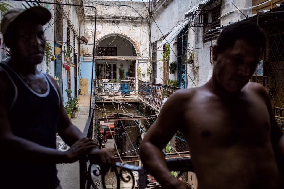 Hình ảnh khu tập thể cũ kĩ ở Old Havana.