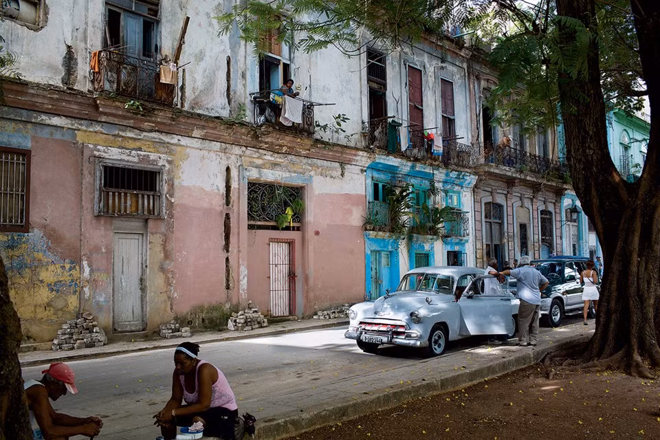 Lý giải cho thực trạng đó nằm ở việc họ kì vọng rằng sẽ có một sự bùng nổ trong ngành du lịch khi các du lịch Mỹ đổ về Cuba ngày một nhiều. “Bây giờ, ai nấy đều cố gắng làm gì đó liên quan tới du lịch. Họ muốn có tiền hơn là một nơi tốt để ở”, kiến trúc sư Baniel de la Regata, một thành viên trong dự án cải tạo nhà dân, cho biết.