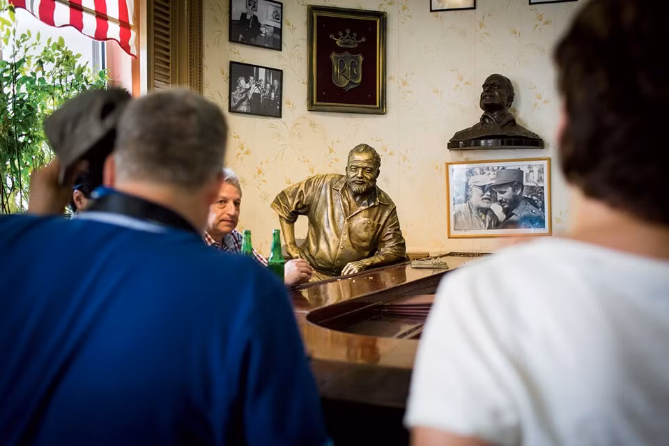 Quanh cảnh bên trong quán bar El Floridita.