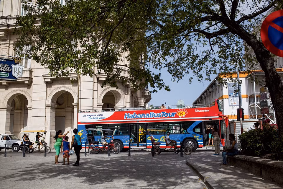 Sau sự kiện chính thức nối lại quan hệ ngoại giao với Mỹ vốn bị cắt đứt trong hơn 50 năm qua, đất nước Cuba đang từng ngày “thay da đổi thịt” một cách tích cực. Ảnh: Nhiều khách du lịch nước ngoài tập trung ở các quán cà phê, hàng bán lưu niệm nằm dọc các dãy phố ở khu La Habana cổ.