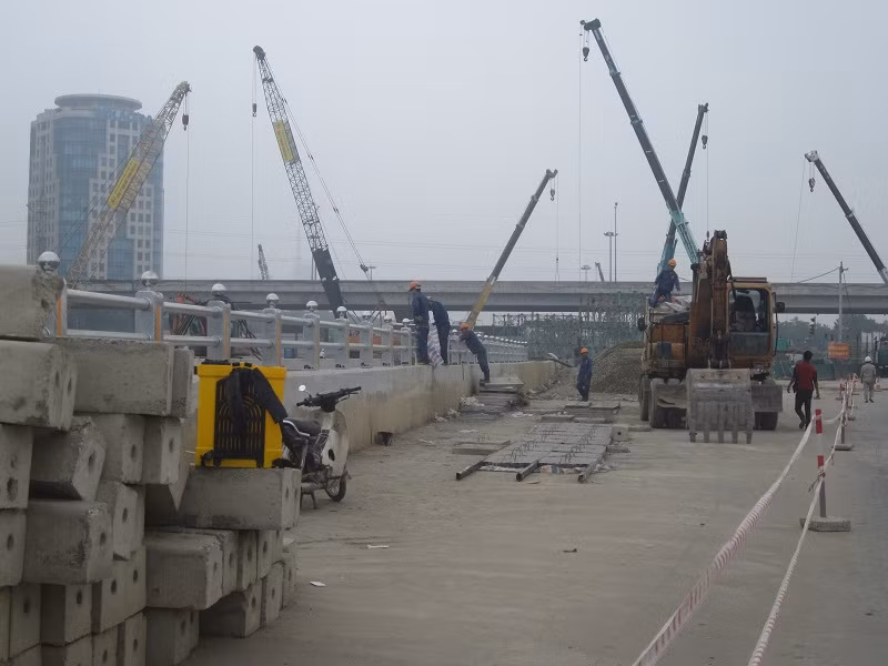 Dự án đầu tư xây dựng nút giao Trung Hòa hoàn chỉnh có quy mô dự án bao gồm xây dựng 2 hầm đường bộ thông theo 2 chiều giao thông, hướng Đại lộ Thăng Long- đường Trần Duy Hưng – Hoàng Minh Giám. Mỗi hầm có 3 làn xe cơ giới rộng 3,5m/làn. Chiều dài phần hầm kín, hầm hở dẫn vào hầm khoảng 691,8m trong đó hầm kín dài 120m, hầm hở dài 488m, đường dẫn vào hầm dài 83,8m.