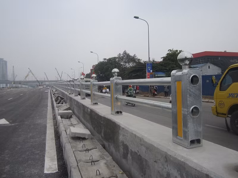 Theo ghi nhận của PV vào trưa ngày 23/12, rào chắn bằng inox trên thành hầm chui đã lắp xong.