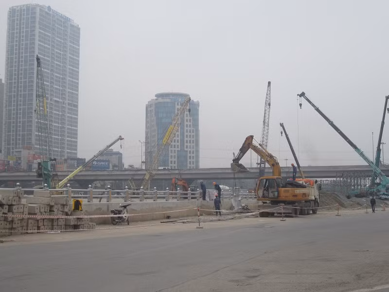 Được biết, hầm chui nút giao Trung Hòa - một trong những dự án trọng điểm của thành phố Hà Nội - dự kiến sẽ hoàn thành trước Tết Nguyên đán. Để hoàn thành dự án nút giao thông Trung Hòa trước thời hạn, Ban Quản lý đã yêu cầu đơn vị thi công tập trung đẩy nhanh tiến độ.