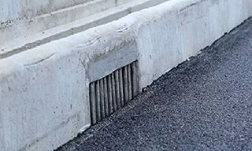 Các cửa cống thoát nước tránh ngập lụt mùa mưa bão được chia đều theo chiều dài hầm.