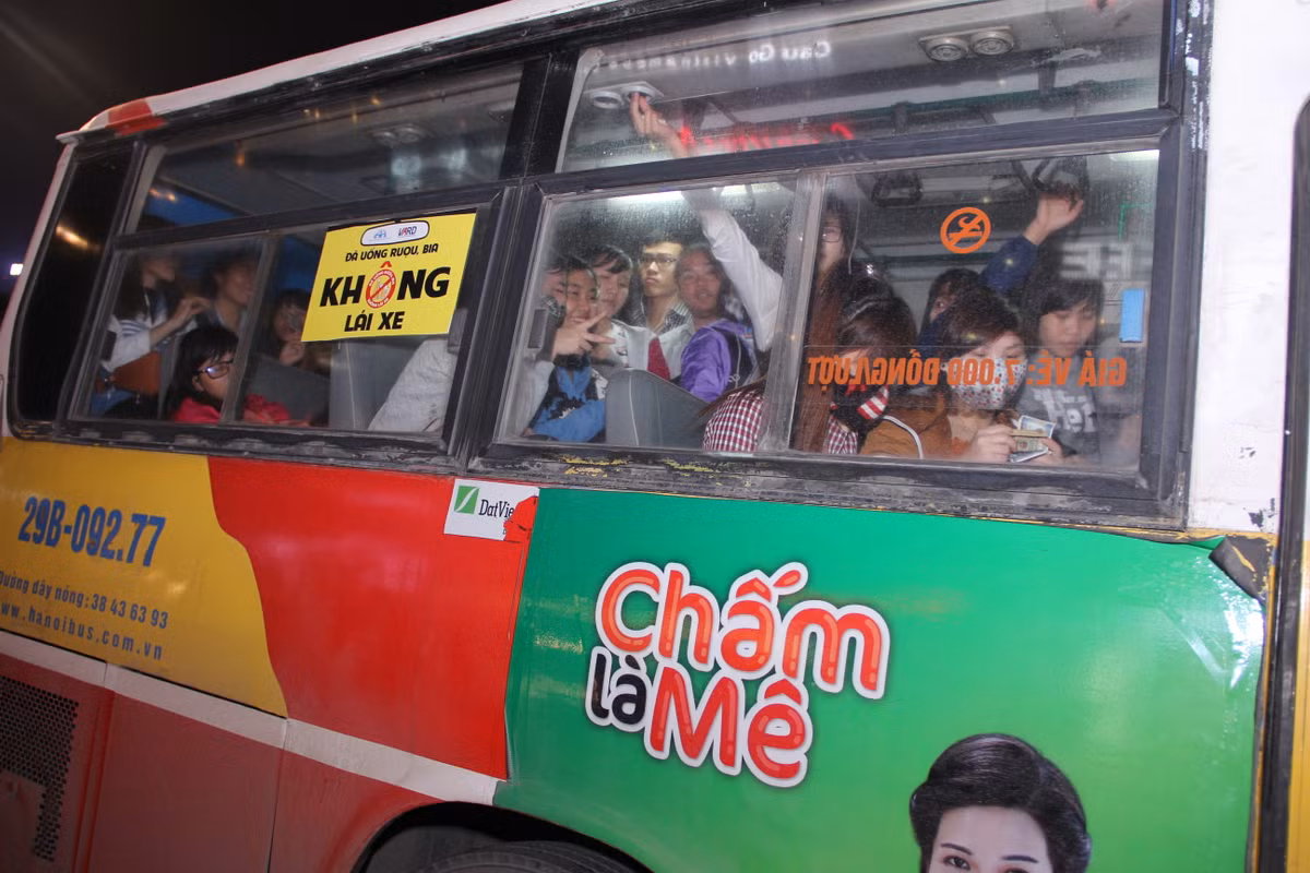 Ngay cả xe buýt cũng chật cứng người lên xuống, cao điểm nhất là khoảng thời gian từ 19h đến 21h. Ảnh: Hồng Liên.