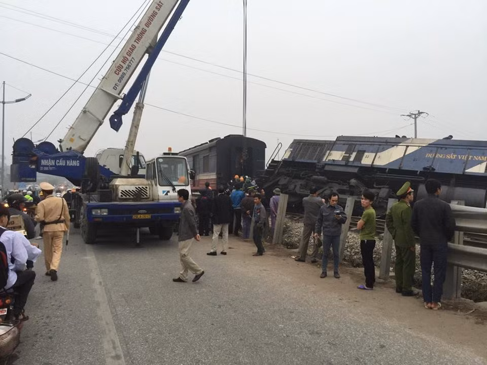 Ngay sau khi xảy ra vụ việc, các cơ quan chức năng đã có mặt tại hiện trường để xử lý vụ tai nạn đồng thời phân luồng giao thông.