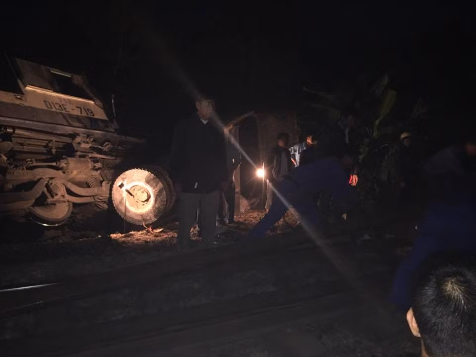 Cú tông mạnh khiến tài xế ôtô tải bị thương nặng, được đưa đi cấp cứu tại bệnh viện Nông nghiệp.