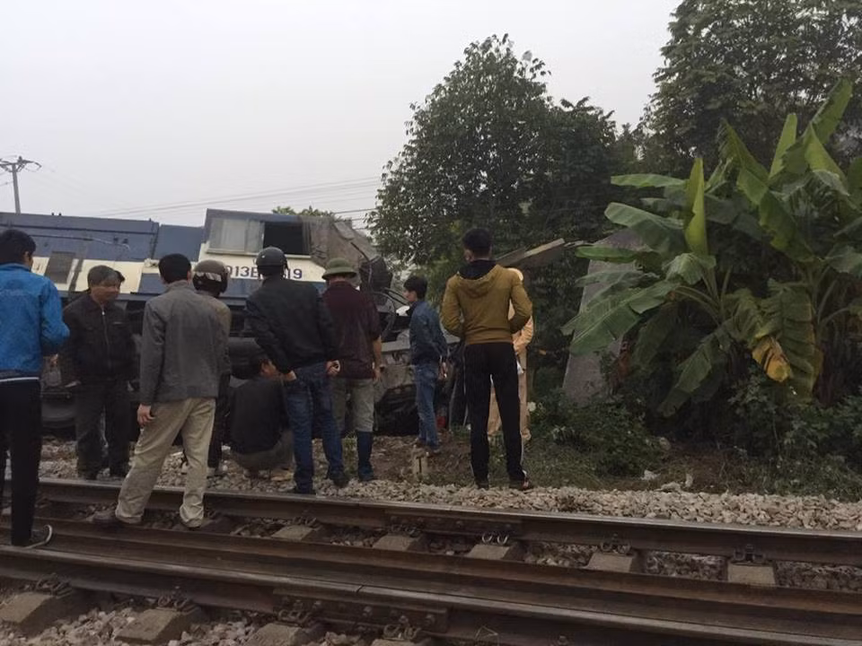 Rất đông người dân đến kéo đến xem vụ tai nạn đáng tiếc này. Vụ việc đang được cơ quan chức năng điều tra làm rõ.