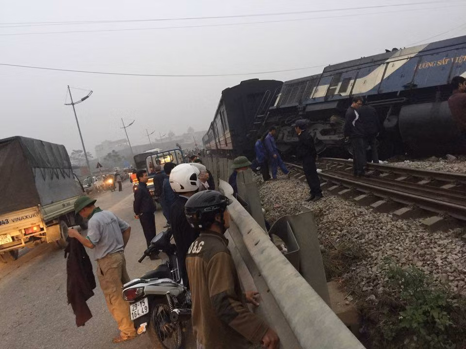 Tại hiện trường vụ tàu hỏa đâm xe tải, đầu máy DI3E - 719 bị đổ nghiêng cách đường sắt khoảng 7m, trật bánh một toa xe, hư hỏng đường 4 cầu ray.