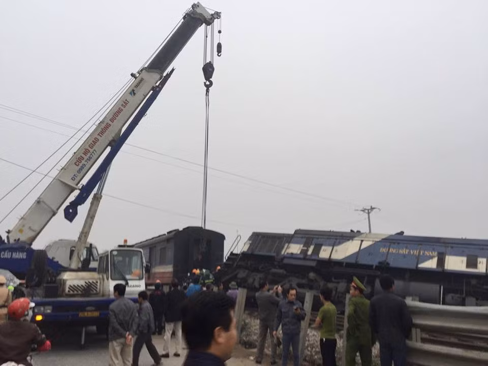 Hiện ngành đường sắt đã điều động một cẩu 100 tấn đường sắt và 1 cẩu 100 tấn đường bộ đến để khắc phục hậu quả. Dự kiến sẽ thông đường sau 4h khi cẩu tới hiện trường.