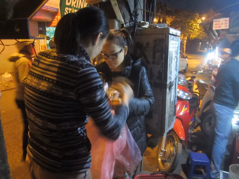 Tuy nhiên người dân không hề bỏ cuộc mà nhanh chóng đi mua áo mưa phục vụ công tác đợi chờ.