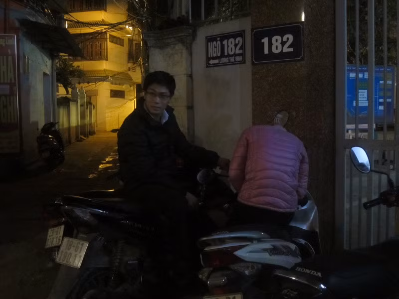 "Thấy bảo tiêm vacxin trong 3 ngày nhưng với tình hình này thì không biết có đủ không" - một người dân chia sẻ.